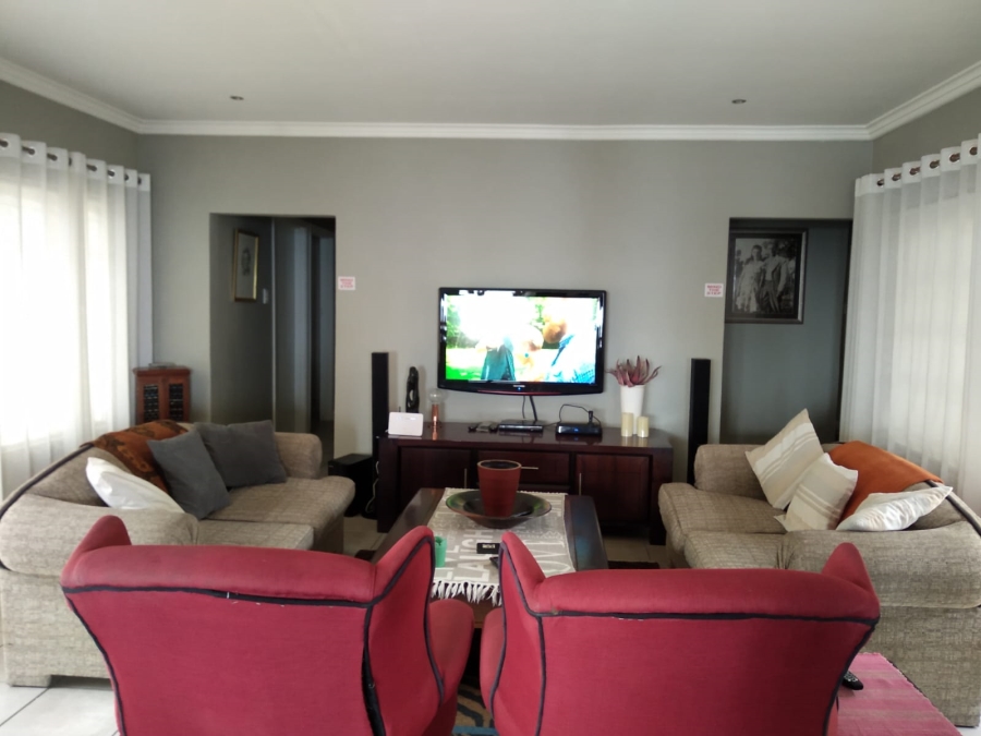 To Let 7 Bedroom Property for Rent in Dana Bay Western Cape